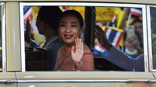 Thailand's King Maha Vajiralongkorn (2nd R), Queen Suthida (R) and Princess Bajrakitiyabha (3rd R) wave to supporters on arrival at the Grand Palace in Bangkok on November 1, 2020 to preside over a religious ceremony at a Buddhist temple inside the p