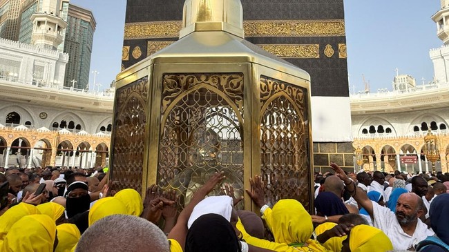 Muslim pilgrims pray in front of the Station of Ibrahim (Maqam Ibrahim) at the Grand Mosque, ahead of the annual hajj pilgrimage, in the holy city of Mecca, Saudi Arabia, May 22, 2026. Picture taken with a mobile phone. REUTERS/Ibraheem Abu Mustafa