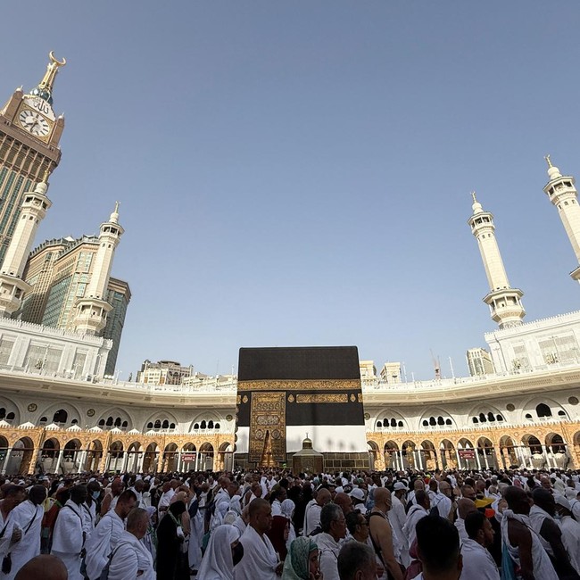 The Clock Tower in the background as Muslim pilgrims circle the Kaaba and pray at the Grand Mosque, ahead of the annual hajj pilgrimage, in the holy city of Mecca, Saudi Arabia, May 22, 2026. Picture taken with a mobile phone. REUTERS/Ibraheem Abu Mu