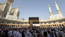 The Clock Tower in the background as Muslim pilgrims circle the Kaaba and pray at the Grand Mosque, ahead of the annual hajj pilgrimage, in the holy city of Mecca, Saudi Arabia, May 22, 2026. Picture taken with a mobile phone. REUTERS/Ibraheem Abu Mu