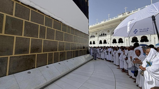 Muslim worshippers gather to pray around the Kaaba, Islam's holiest shrine, at the Grand Mosque complex in the holy city of Mecca on May 22, 2026 ahead of the annual Hajj pilgrimage. (Photo by Zain JAAFAR / AFP)