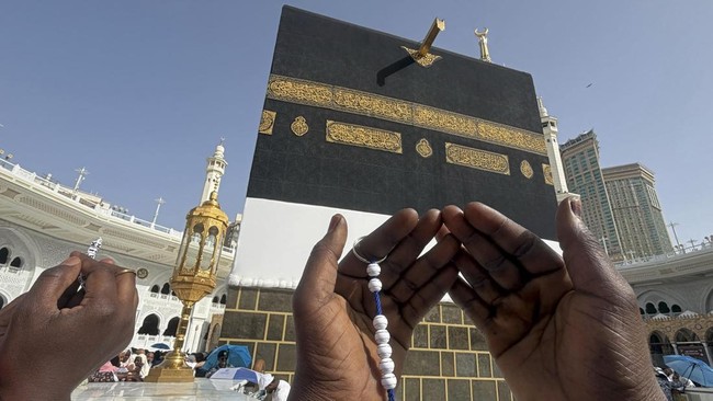 Muslim worshippers gather to pray around the Kaaba, Islam's holiest shrine, at the Grand Mosque complex in the holy city of Mecca on May 22, 2026 ahead of the annual Hajj pilgrimage. (Photo by Zain JAAFAR / AFP)