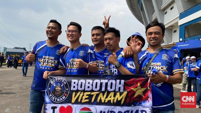 Suporter Persib Bandung memberikan dukungan buat tim kebanggaan jelang melawan Persijap Jepara di Stadion GBLA, Sabtu (23/5). (CNNIndonesia.com/Muhammad Ikhwanuddin)