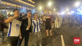 Suporter Persib Bandung saat nonton bareng di Jalan Asia Afrika, Sabtu (23/5). (Cesar Yudistira/ CNNIndonesia.com)