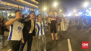 Berita Panas dari Dunia Sport CNN : Persib Juara Super League, Jalan Asia Afrika Bandung Lumpuh