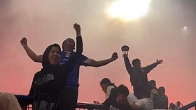 Puluhan ribu Bobotoh tumpah-ruah merayakan Persib Bandung juara Super League 2025/2026 pada Sabtu (23/5).