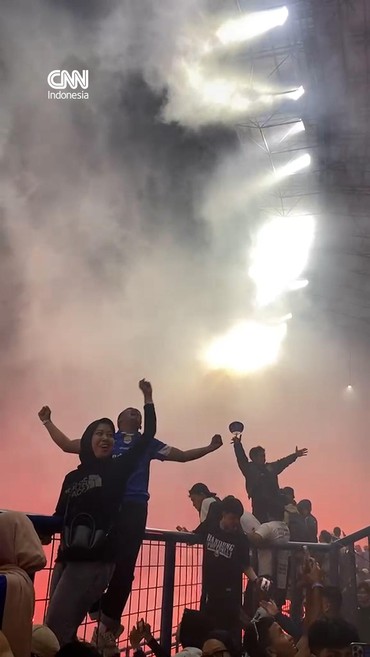 Puluhan ribu Bobotoh tumpah-ruah merayakan Persib Bandung juara Super League 2025/2026 pada Sabtu (23/5).
