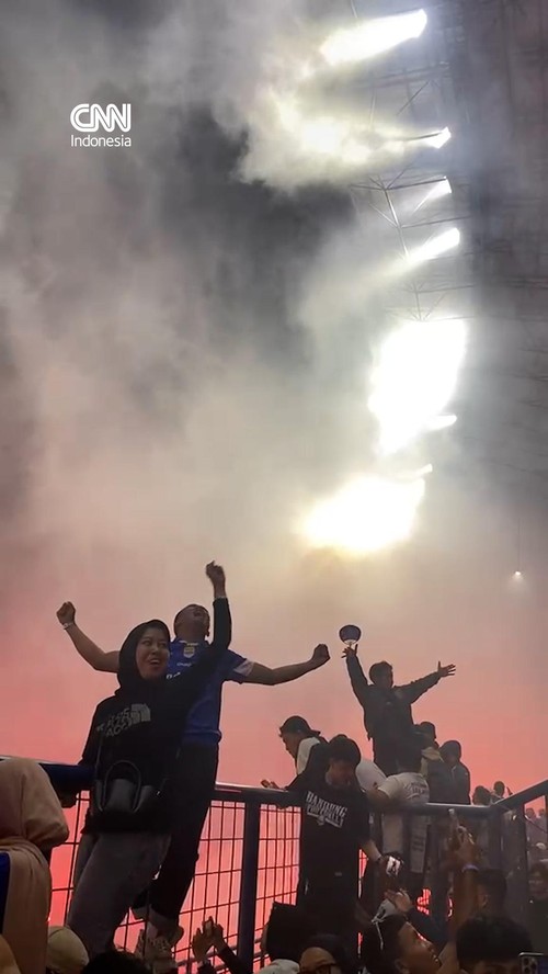 Puluhan ribu Bobotoh tumpah-ruah merayakan Persib Bandung juara Super League 2025/2026 pada Sabtu (23/5).