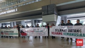 Keluarga dan kerabat menunggu kedatangan sembilan WNI relawan armada kapal Global Sumud Flotilla (GSF) Jalur Gaza yang sempat diculik Israel di Indonesia, Minggu (24/5).