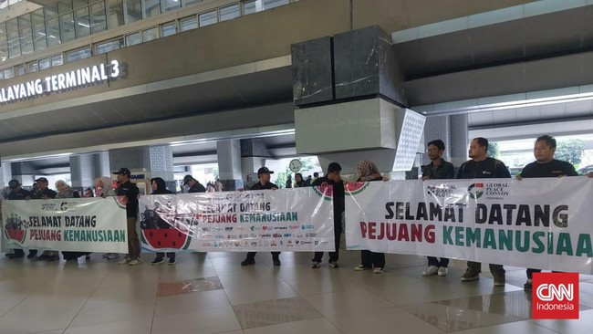 Pesawat Bawa 9 WNI Relawan GSF yang Diculik Israel Tiba di Soetta