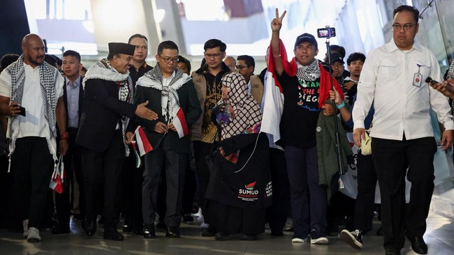 Momen sembilan WNI yang sempat diculik Israel dari armada GSF, tiba di RI pada Minggu (24/5). REUTERS/Willy Kurniawan
