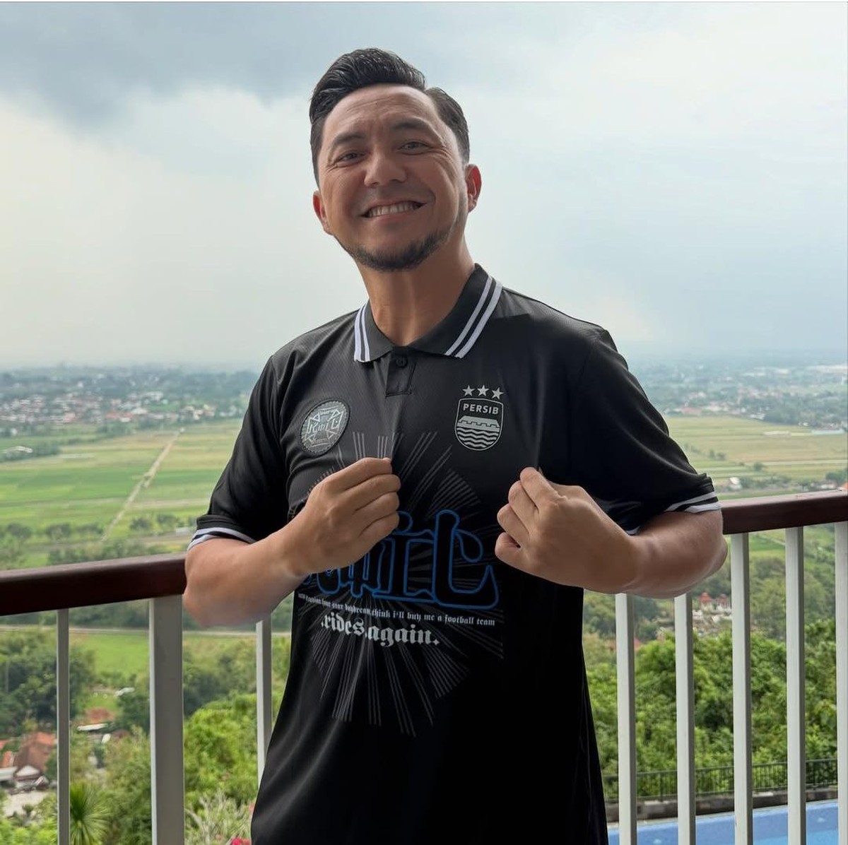 Artis rayakan kemenangan Persib Bandung di Super League 2025&sol;2026
