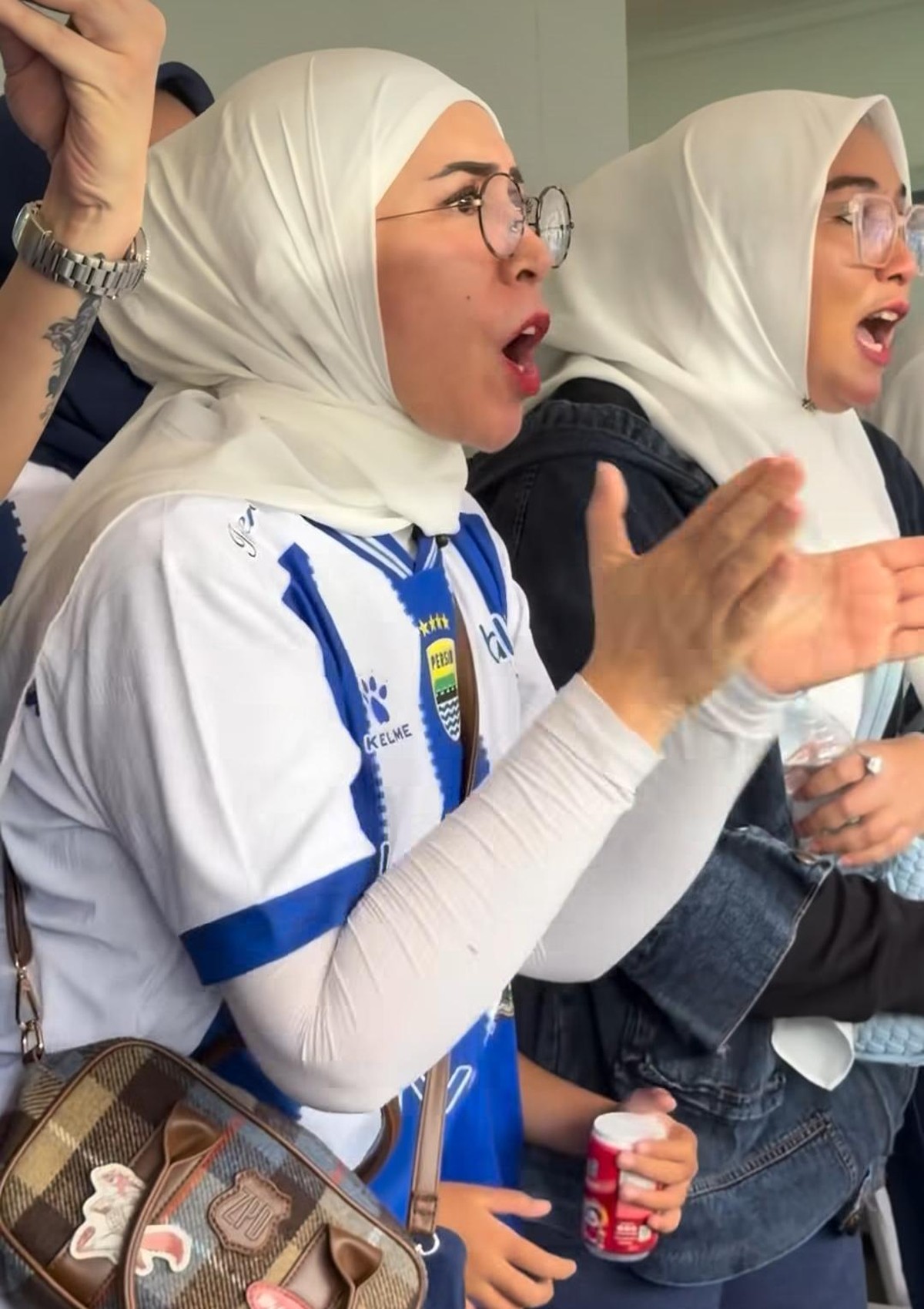 Artis rayakan kemenangan Persib Bandung di Super League 2025&sol;2026