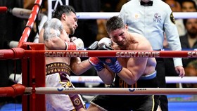 Oleksandr Usyk (kiri) menghentikan Rico Verhouven di ronde ke-11 perebutan sabuk kelas berat WBC.