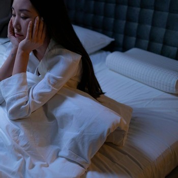 Pikiran Terus Aktif saat Mau Tidur? Ini 6 Cara Mengatasinya