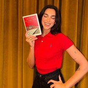 Inspiratif, Ini 4 Selebriti yang Hobi Membaca Buku