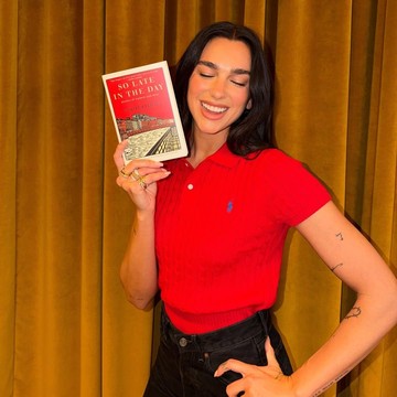 Inspiratif, Ini 4 Selebriti yang Hobi Membaca Buku