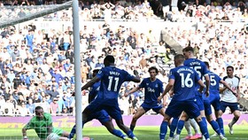 Gol Joao Palhinha membuat Tottenham Hotspur menang atas Everton sekaligus memastikan The Lilywhites bertahan di Premier League. (AFP/BEN STANSALL)