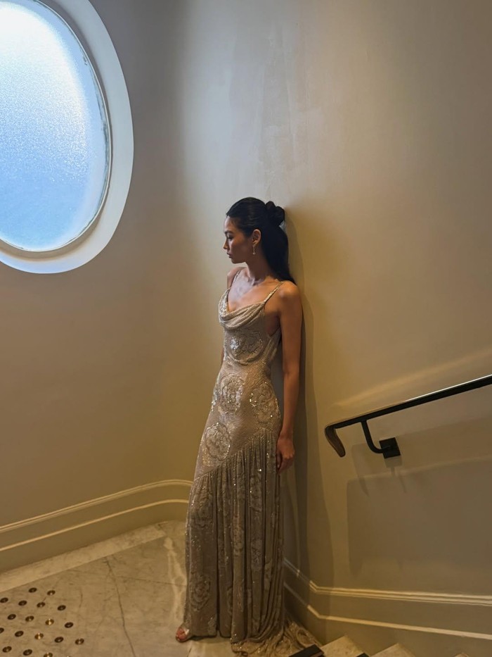 Hoyeon memancarkan pesona modern glamour dalam gaun berpayet Louis Vuitton dengan clean makeup look dan hairstyle sleek bernuansa edgy/Foto: Instagram/jennychohair