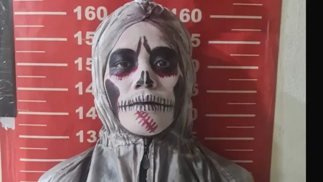 Polsek Koja mengamankan salah satu pengamen dengan kostum pocong yang krap meresahkan warga setempat pada Senin (24/11/2025). ANTARA/HO-Polsek Koja.