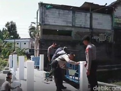 Polres Bojonegoro Gotong Royong Bangun Jembatan Merah Putih Presisi