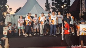 Chairul Tanjung dan Taufik Hidayat pemanasan sebelum Jogja Run D-City.