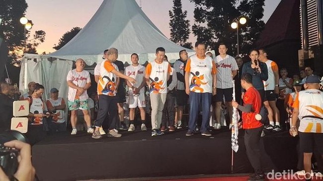 Chairul Tanjung dan Taufik Hidayat pemanasan sebelum Jogja Run D-City.