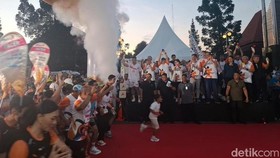 Chariman CT Corp Chairul Tanjung melakukan flag off Jogja Run D-City 2026 kategori 10K.