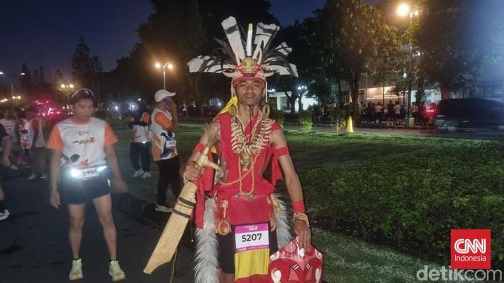 Naik Motor dari Pasuruan, Ikut Jogja Run D-City Pakai Kostum Dayak