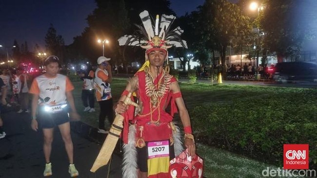 Bagus Setiawan mengenakan kostum Dayak di Jogja Run D-City 2026.
