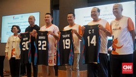 Chairul Tanjung dan tiga mantan atlet dapat jersey khusus dari Anggito Abimanyu.