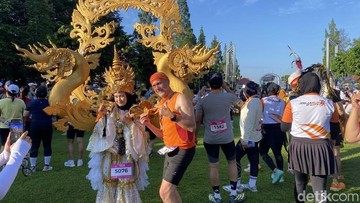 Lari Berkostum Naga Seberat 10 Kg hingga Reog di Jogja Run D-City 2026