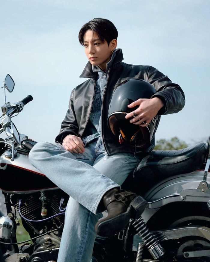 Kolaborasi limited edition antara si &lsquo;Golden Maknae&rsquo; dan Calvin Klein itu sendiri diberi nama &lsquo;Jung Kook for Calvin Klein&rsquo; atau &lsquo;CKJK&rsquo;. Buktikan kepopuleran dan pengaruh signifikan, collection ini langsung sold out, lho! / Foto: instagram.com/calvinklein
