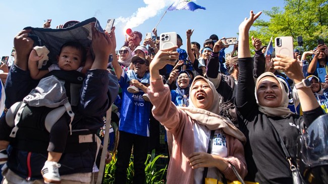 Mendukung Persib tidak hanya laki-laki, tetapi juga dari barisan kaum hawa. (ANTARA FOTO/Novrian Arbi)