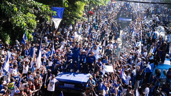 Ribuan warga mengikuti konvoi di sejumlah ruas jalan Kota Bandung untuk merayakan keberhasilan Persib Bandung meraih gelar juara Liga Indonesia. (ANTARA FOTO/Novrian Arbi)