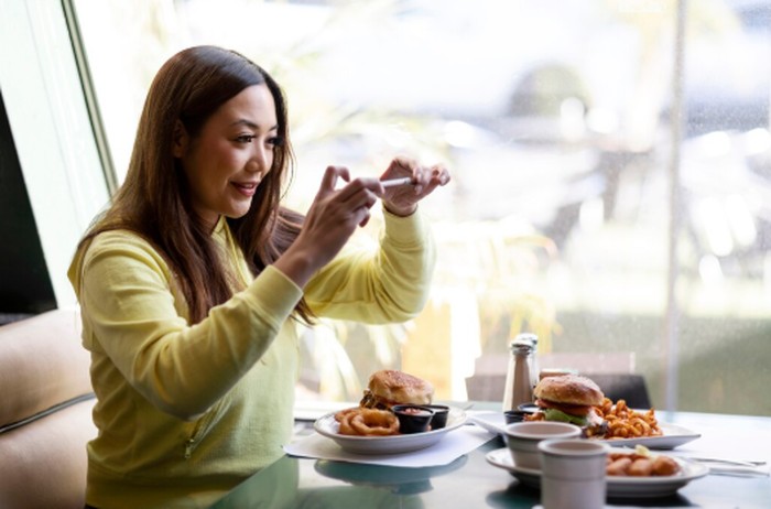 Pemilik tanggal lahir 14 dikenal paling penasaran soal makanan dan suka eksplor restoran baru. Mereka menganggap kuliner sebagai pengalaman yang seru dan penuh petualangan./ Foto: magnific.com