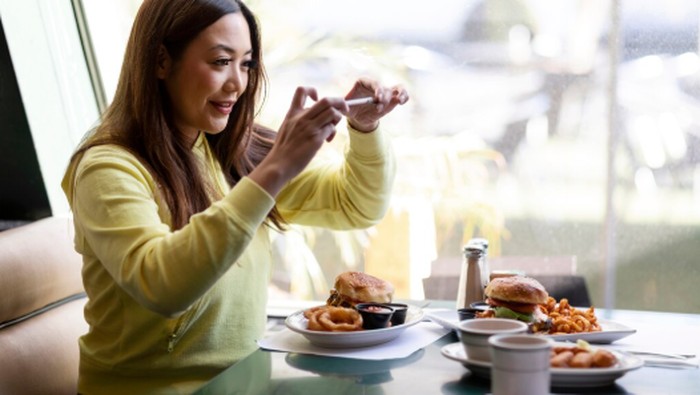 Pemilik tanggal lahir 14 dikenal paling penasaran soal makanan dan suka eksplor restoran baru. Mereka menganggap kuliner sebagai pengalaman yang seru dan penuh petualangan./ Foto: magnific.com