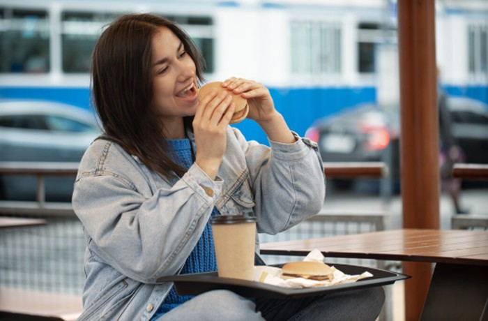 Orang yang lahir tanggal 3 dikenal punya energi joyful dan suka menikmati hidup, termasuk soal makanan. Mereka senang eksplor rasa baru dan selalu antusias ngajak orang lain kulineran./ Foto: magnific.com/pvproductions