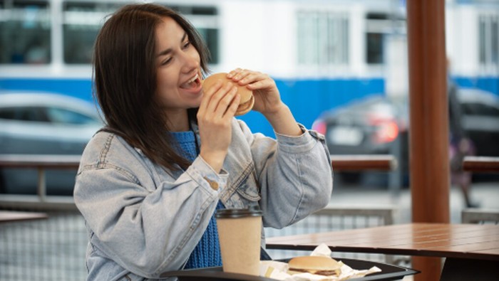 Orang yang lahir tanggal 3 dikenal punya energi joyful dan suka menikmati hidup, termasuk soal makanan. Mereka senang eksplor rasa baru dan selalu antusias ngajak orang lain kulineran./ Foto: magnific.com/pvproductions