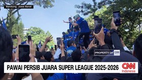 Keberhasilan Persib Bandung menjuarai kasta tertinggi sepak bola Indonesia selama tiga musim berturut-turut disambut meriah para Bobotoh.
Kota Bandung dipenuhi lautan biru dalam pawai kemenangan klub kebanggaan Jawa Barat tersebut.