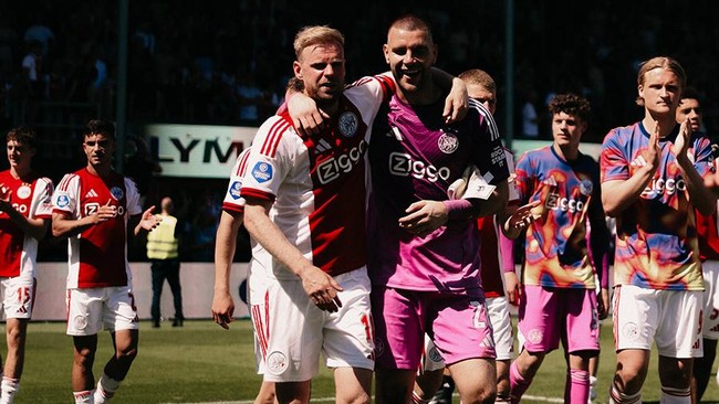 Maarten Paes dan Davy Klaassen bergembira menyambut kemenangan Ajax atas Utrecht dalam laga playoff.