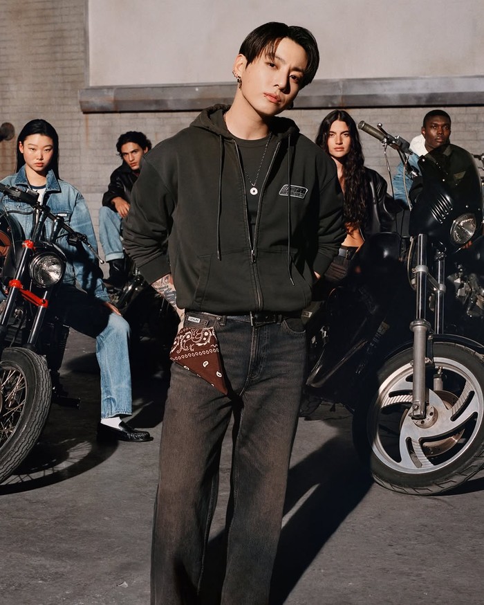 Namun, kampanye kali ini berbeda dan terasa lebih spesial. Bagaimana tidak, Jung Kook BTS ikut andil dalam pembuatan koleksi terbaru fashion retail chain asal Amerika Serikat tersebut. Wih, keren sekali ya, Beauties! / Foto: instagram.com/calvinklein