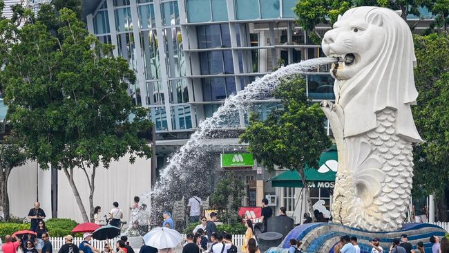 People visit the Merlion statue on the Marina Bay waterfront in Singapore on May 5, 2026. (Photo by Roslan RAHMAN / AFP)