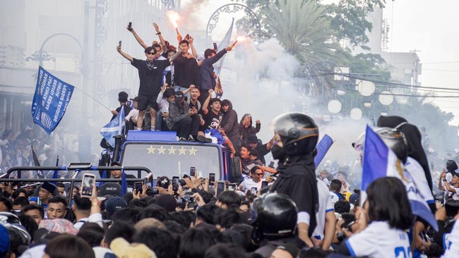 Persib menjadi klub Indonesia pertama yang hattrick kampiun liga di era Ligina. Oleh karena itu pesta ini disambut meriah. (ANTARA FOTO/Abdan Syakura)