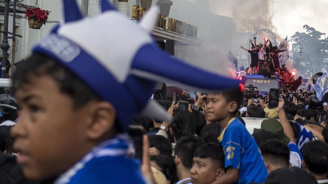 Bagi orang Sunda Persib bukan hanya klub, tetapi juga warisan keluarga. (ANTARA FOTO/Abdan Syakura)