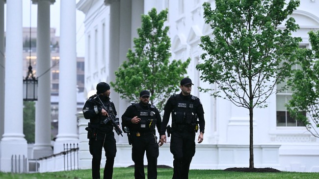 Secret Service agents are seen after a lockdown was lifted at the White House in Washington, DC, on May 23, 2026.
Brendan SMIALOWSKI / AFP