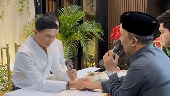 Digelar Sederhana di Rumah, 8 Potret Anji Diam-diam Menikahi Desmiliana Ariyana
