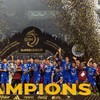 Tim dan Official Persib Bandung berselebrasi mengangkat piala seusai menjuarai BRI Super League 2025-2026 di Stadion Gelora Bandung Lautan Api (GBLA), Bandung, Jawa Barat, Sabtu (23/5/2026). Persib Bandung berhasil menjuarai kompetisi musim 2025-2026
