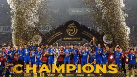 Tim dan Official Persib Bandung berselebrasi mengangkat piala seusai menjuarai BRI Super League 2025-2026 di Stadion Gelora Bandung Lautan Api (GBLA), Bandung, Jawa Barat, Sabtu (23/5/2026). Persib Bandung berhasil menjuarai kompetisi musim 2025-2026