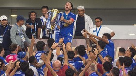 Kapten Tim Persib Bandung Marc Klok (tengah atas) bersama rekan dan official Persib Bandung berselebrasi mengangkat piala seusai menjuarai BRI Super League 2025-2026 di Stadion Gelora Bandung Lautan Api (GBLA), Bandung, Jawa Barat, Sabtu (23/5/2026).